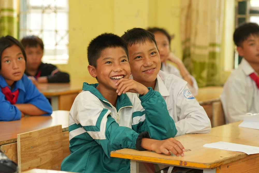 Trang bị công nghệ tại các điểm trường vùng sâu vùng xa.