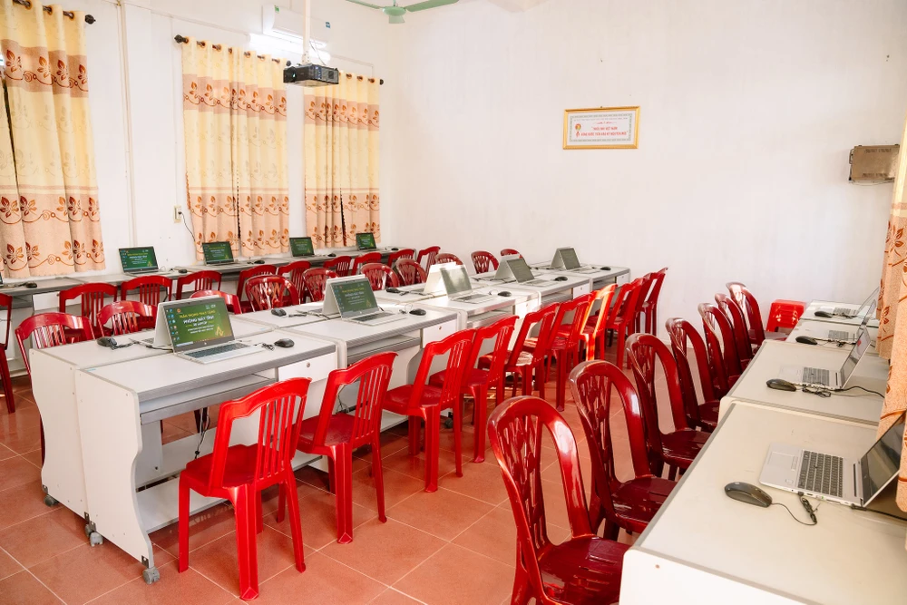 Tin công nghệ 19-11: Bên trong phòng máy tính trao tặng cho các điểm trường.