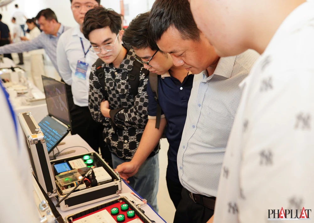 Các bạn sinh viên đang trải nghiệm các sản phẩm công nghệ tại WISE HCMC+ 2025. Ảnh: TIỂU MINH