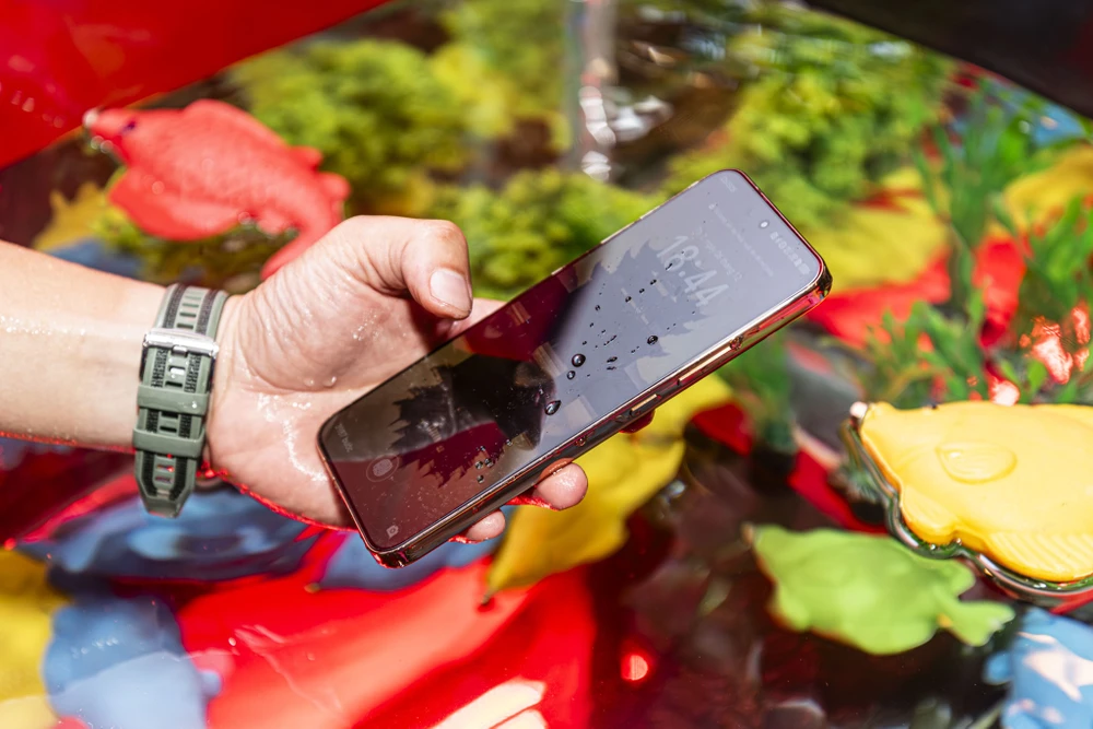 Máy có khả năng kháng nước, kháng bụi tốt.