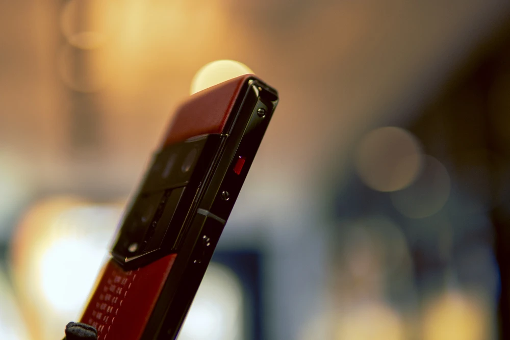 Tin công nghệ 7-12: Phím Ruby được trang bị trên nhiều mẫu điện thoại Vertu.