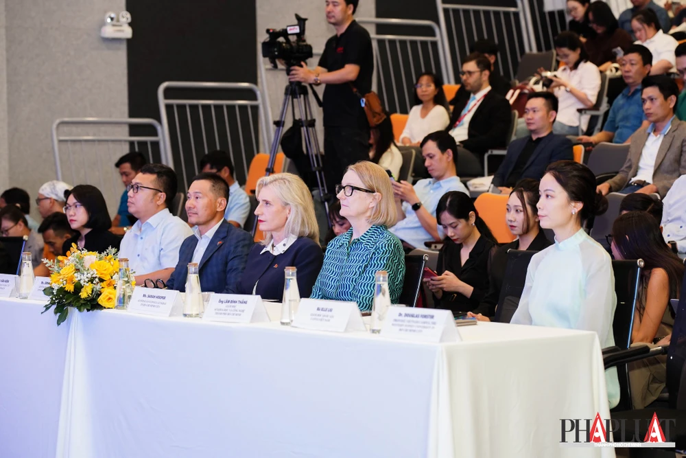 Các đại diện đến từ Canva và chính phủ Australia. Ảnh: TIỂU MINH