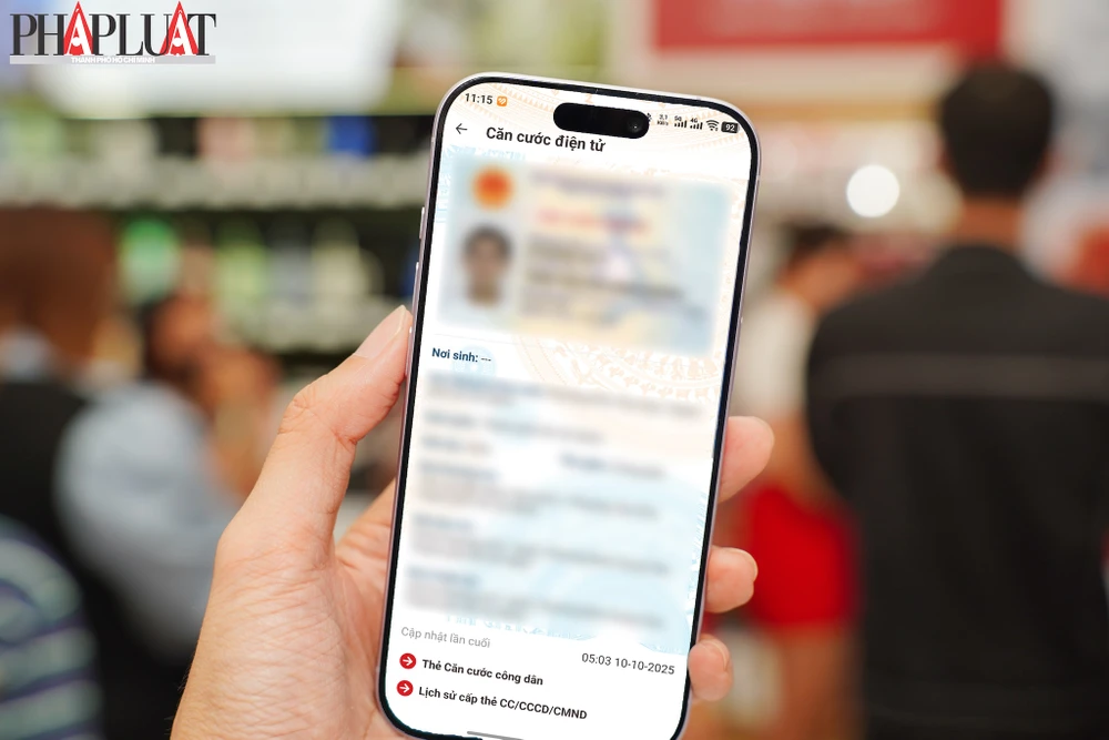 Người dân có thể xuất trình thẻ căn cước bằng nhiều cách khác nhau, không nhất thiết phải sử dụng bản cứng. Ảnh: MINH HOÀNG