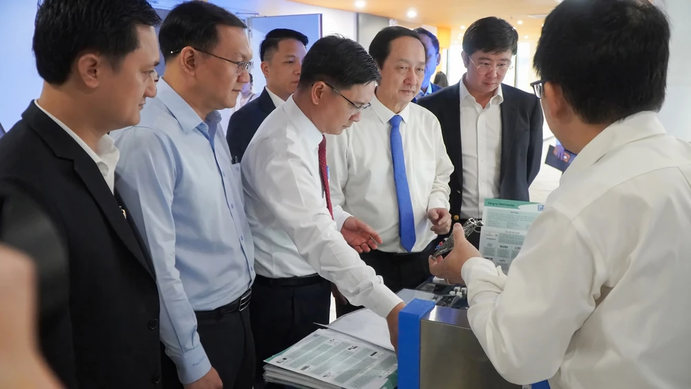Lanh-dao-trung-uong-va-tp-tham-quan-gian-hang-1.JPG