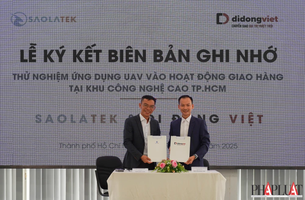 Ông Trần Anh Tuấn, Giám đốc Saolatek (bên trái) và ông Nguyễn Ngọc Đạt, CEO Di Động Việt ký kết biên bản ghi nhớ hợp tác, nhằm thử nghiệm ứng dụng UAV vào hoạt động giao hàng tại Khu Công nghệ cao TP.HCM. Ảnh: TIỂU MINH
