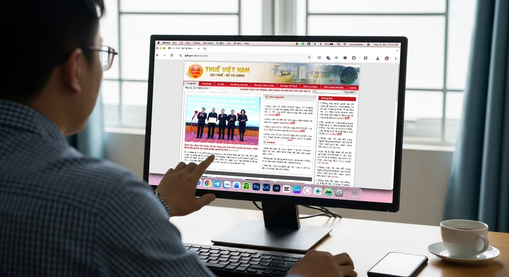 Để tránh mất thời gian, người dân nên chủ động tra cứu thông tin thuế thường xuyên. Ảnh: MINH HOÀNG