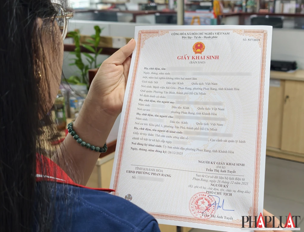 Cha mẹ hoặc người giám hộ nên làm giấy khai sinh sớm cho trẻ để đảm bảo quyền lợi. Ảnh: MINH HOÀNG