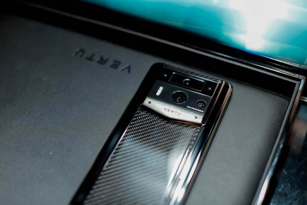 Tin công nghệ 13-1: Smartphone cao cấp được nhiều người lựa chọn làm quà tặng dịp cuối năm.