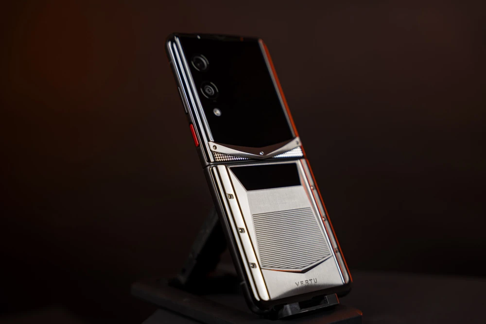 Tin công nghệ 13-1: Quantum Flip nổi bật với thiết kế gập và kiểu dáng sang trọng.