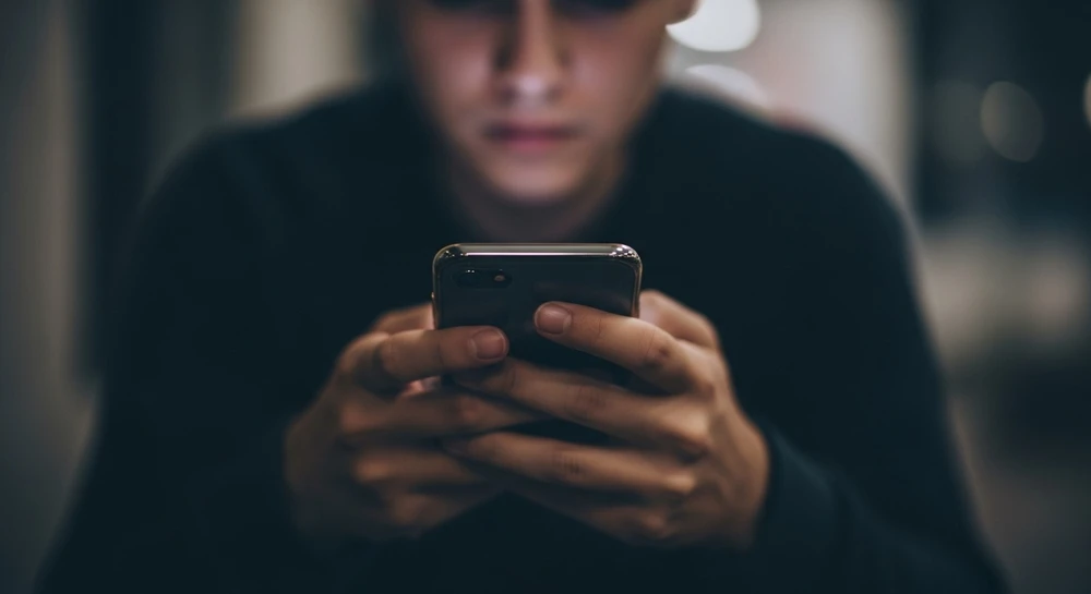 Người dùng không nên sử dụng tin nhắn SMS thông thường mà hãy chuyển sang các ứng dụng có hỗ trợ mã hóa đầu cuối. Ảnh: AI