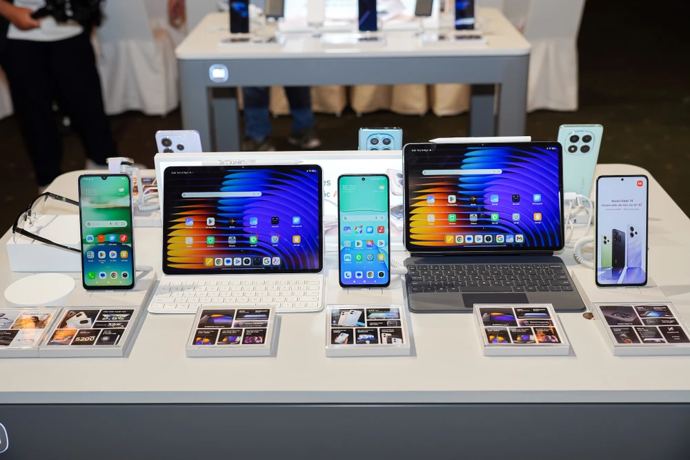 Tin công nghệ 21-1: Các hãng sản xuất smartphone đang cạnh tranh khốc liệt. Ảnh: TIỂU MINH