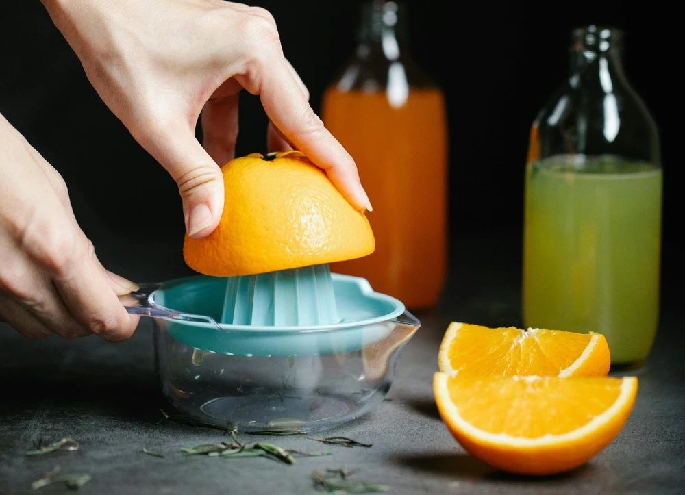Không nên sử dụng nước ép thay hoàn toàn cho trái cây tươi. Ảnh: Pexels