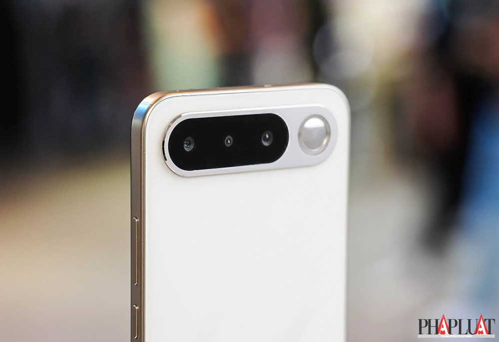 realme 16 5G có mặt gương để chụp ảnh selfie bằng camera sau. Ảnh: TIỂU MINH