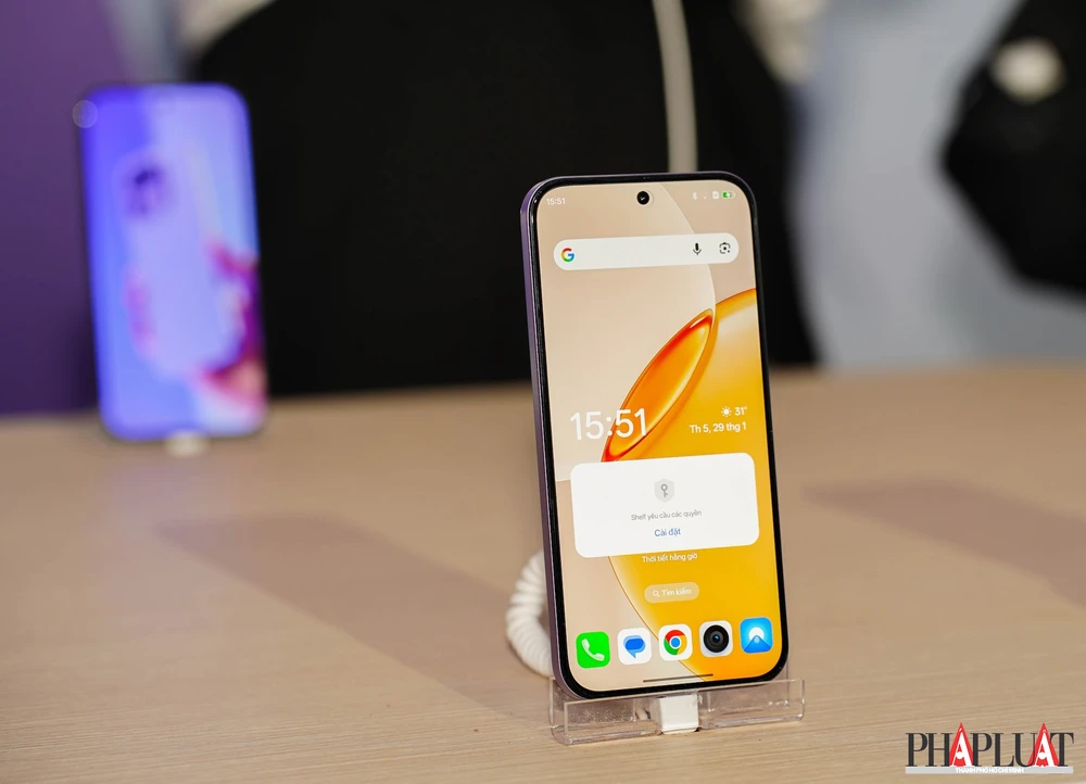 Máy có màn hình phẳng và cụm camera trước 50 MP. Ảnh: TIỂU MINH