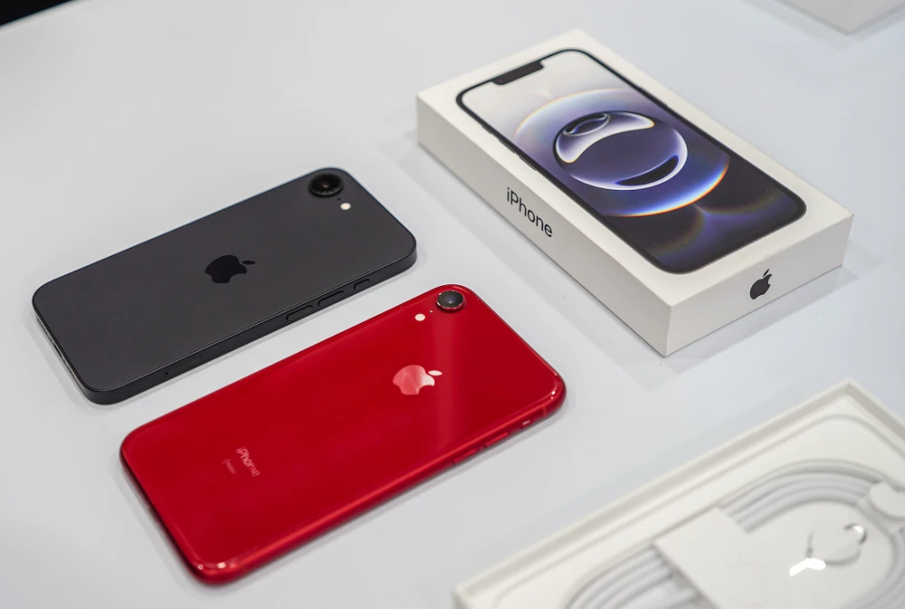 Mẫu iPhone 16e giá rẻ ra mắt vào năm ngoái. Ảnh: TIỂU MINH