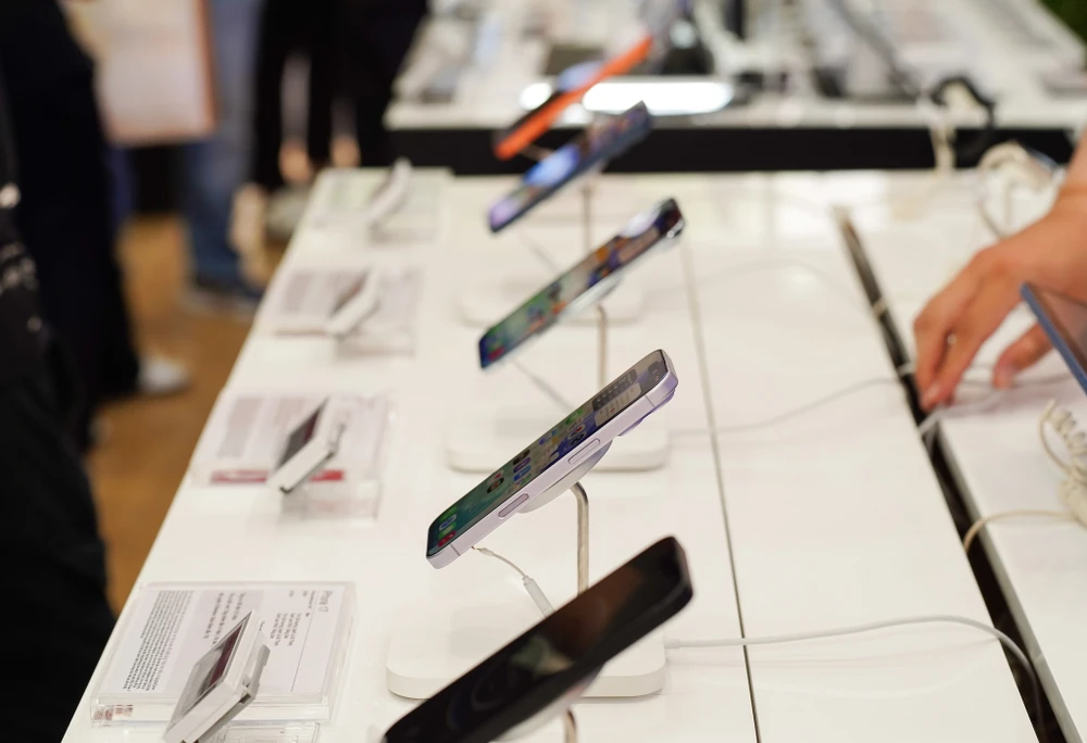 iPhone là gà đẻ trứng vàng của Apple và nhiều hệ thống bán lẻ. Ảnh: TIỂU MINH