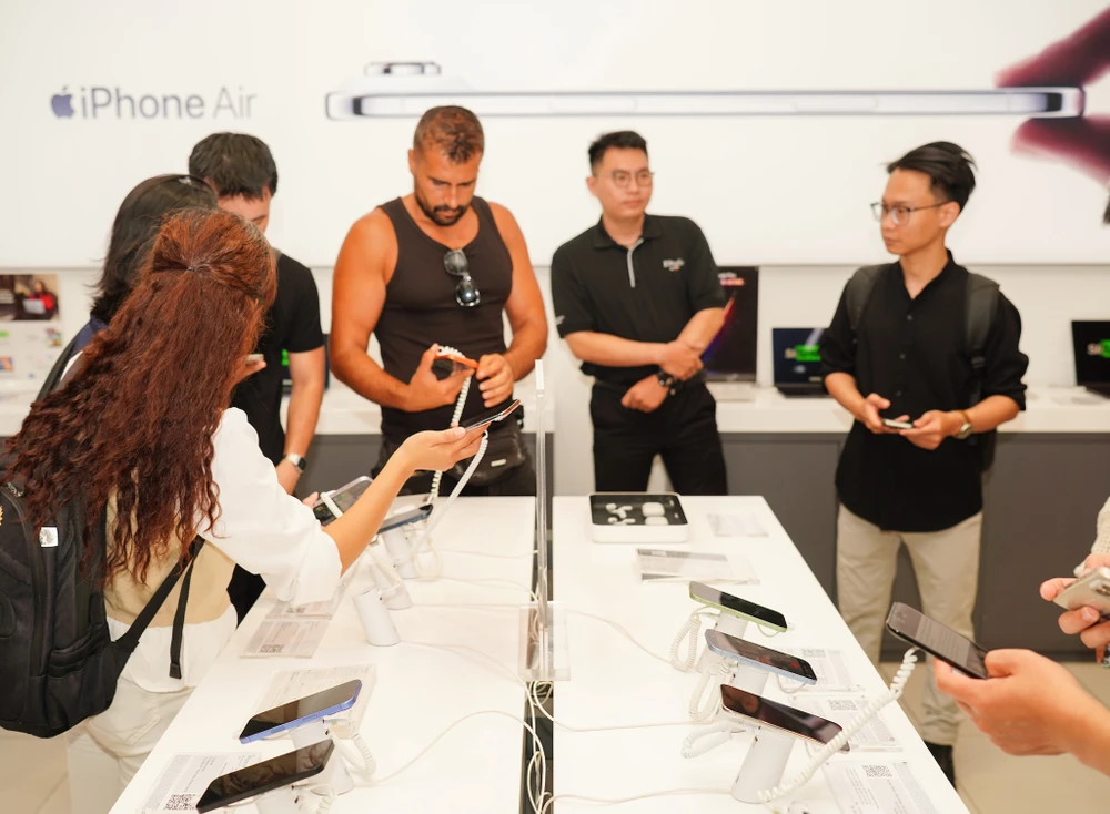 Các mẫu iPhone cao cấp luôn thu hút người tiêu dùng tại Việt Nam. Ảnh: TIỂU MINH