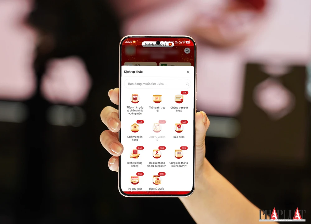 Gửi phản ánh các hành vi vi phạm thông qua ứng dụng VNeID. Ảnh: TIỂU MINH