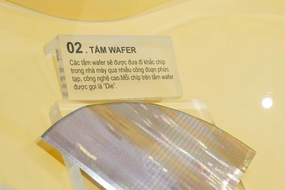Wafer là nền tảng để TSMC và các nhà sản xuất khác tạo ra hàng ngàn tỉ bóng bán dẫn. Ảnh: TIỂU MINH