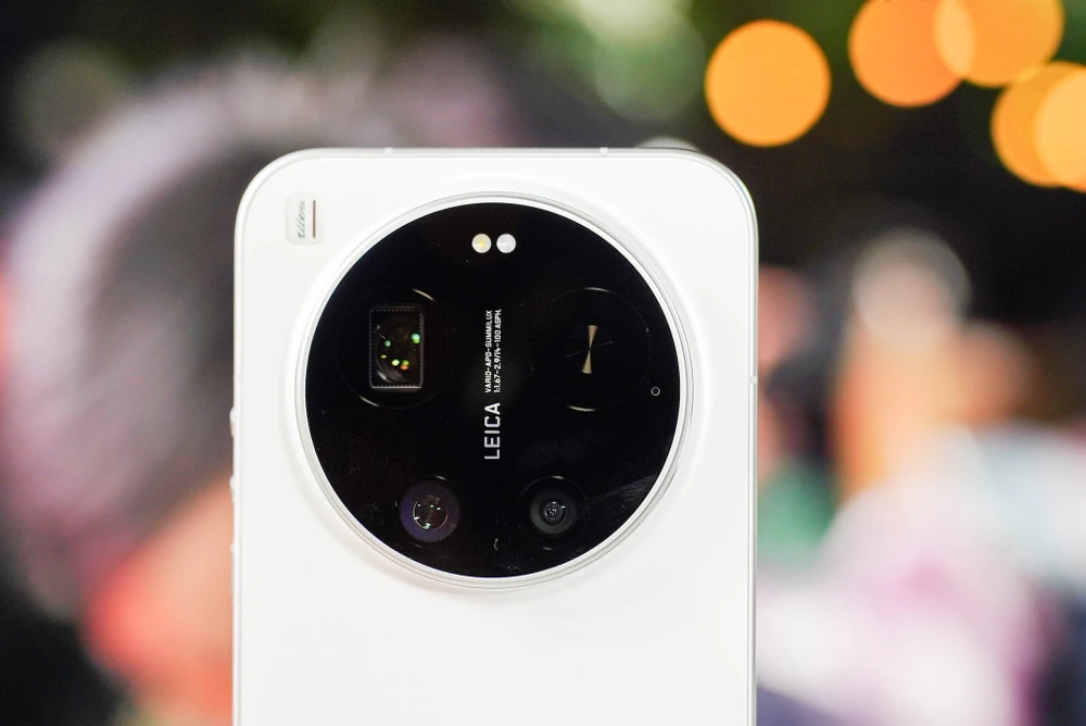 Xiaomi 17 Ultra được trang bị cụm camera lớn hợp tác với Leica. Ảnh: TIỂU MINH