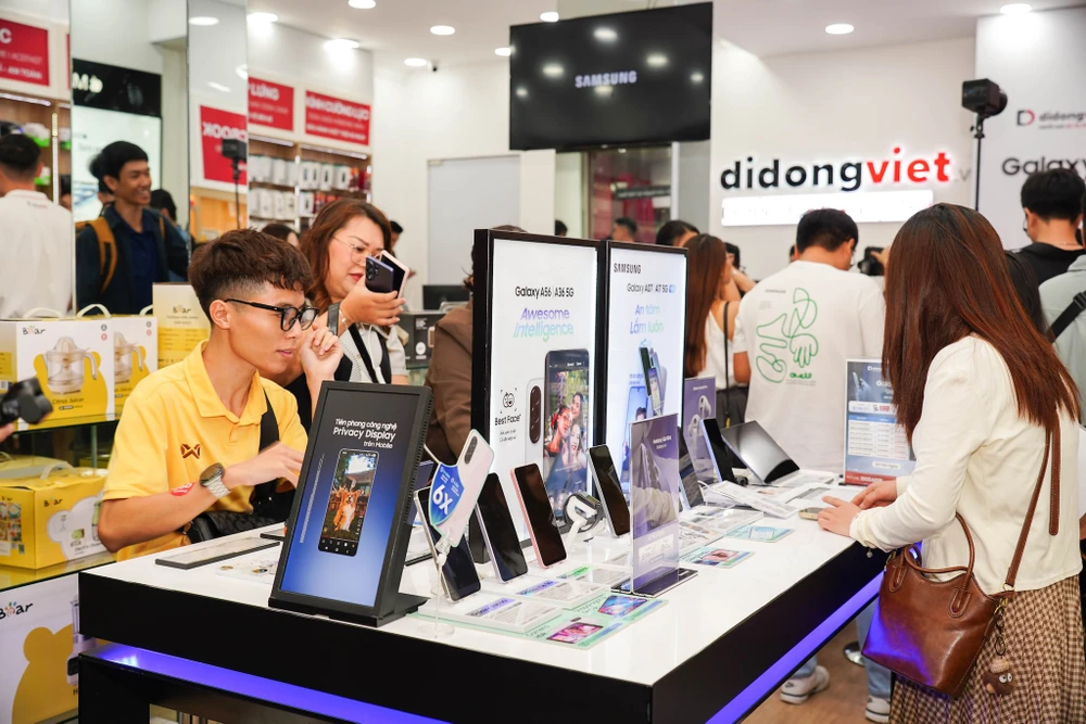 Người tiêu dùng trải nghiệm dòng Galaxy S26 mới trước giờ mở bán. Ảnh: TIỂU MINH
