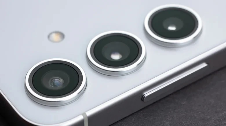 Dán che camera có thể ảnh hưởng đến chất lượng ảnh.