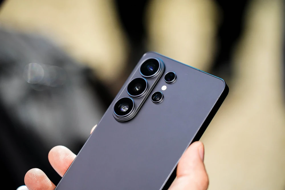 Samsung dự định mang những cải tiến về camera trên Galaxy S26 xuống các dòng trước đó. Ảnh: TIỂU MINH