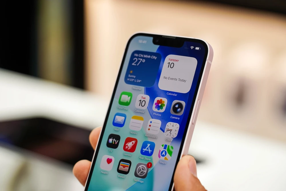 Người dùng iPhone đời cũ nên cập nhật iOS càng sớm càng tốt. Ảnh: TIỂU MINH