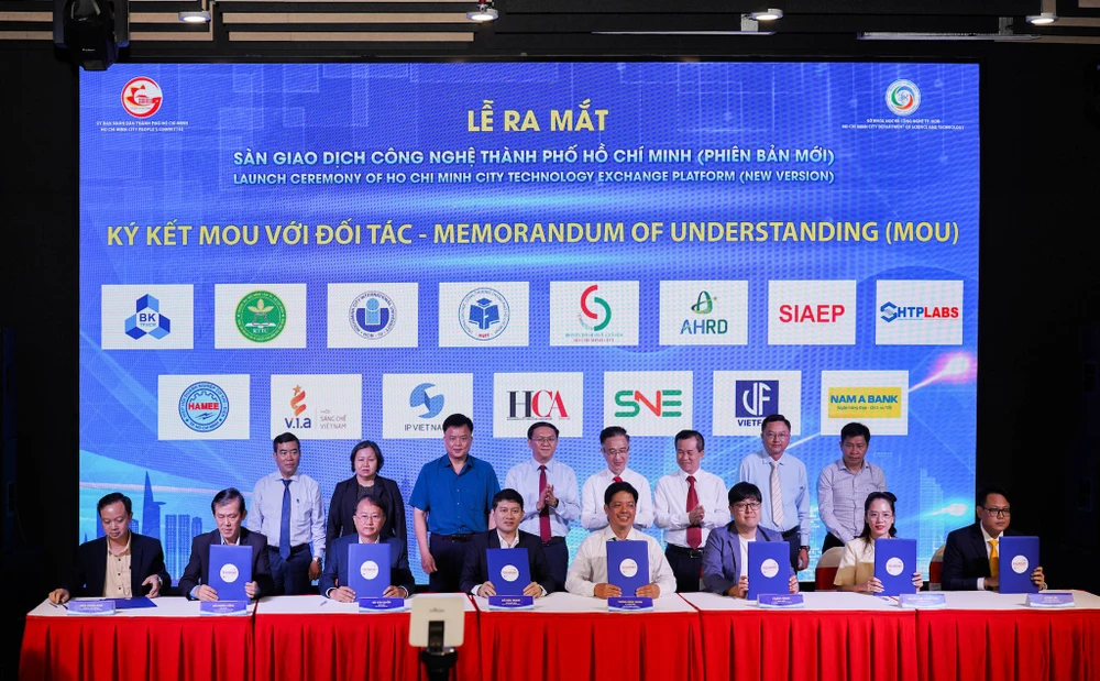 Ký kết MOU với các đối tác. Ảnh: MINH HOÀNG