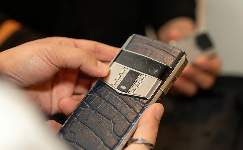 Nhiều rủi ro khi mua điện thoại cao cấp với giá rẻ đáng ngờ.