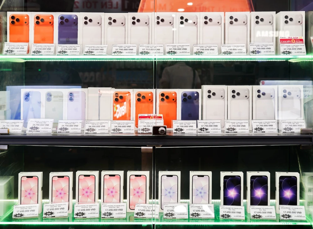 Nhiều mẫu iPhone đã qua sử dụng đang được giảm giá dịp 4-4. Ảnh: TIỂU MINH