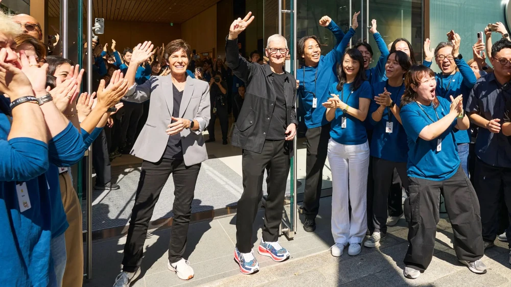 Tim-Cook-Apple-Ginza-opening.jpg