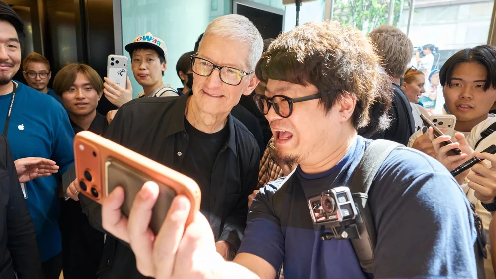Tim-Cook-selfie-Apple-Ginza.jpg