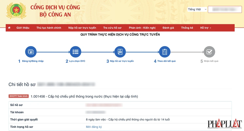 Thực hiện thanh toán lệ phí làm hộ chiếu. Ảnh: MINH HOÀNG