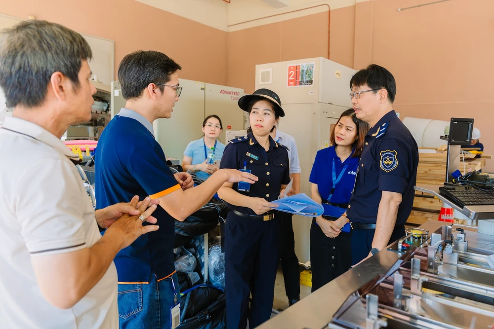 intel-vietnam-trao-tang-thiet-bi-ban-dan-2.jpg