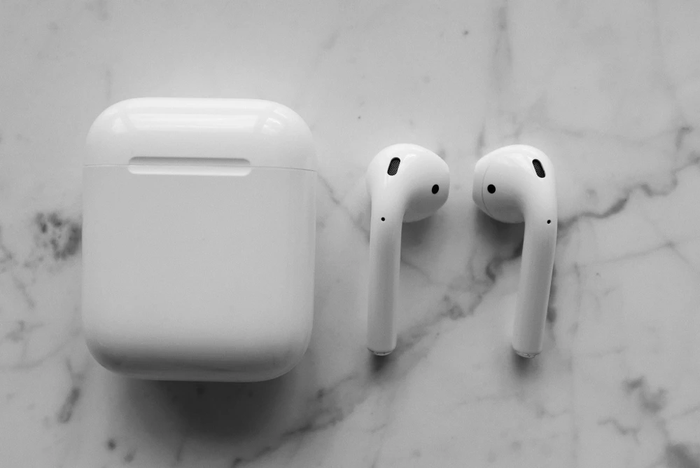 AirPods có thiết kế nhỏ gọn, do đó rất khó thay thế, sửa chữa khi gặp sự cố. Ảnh: Pexels