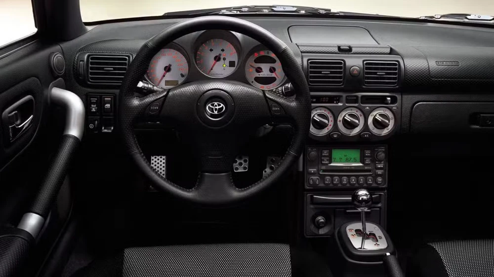 toyota-mr2-2000-khoang-xe.jpeg
