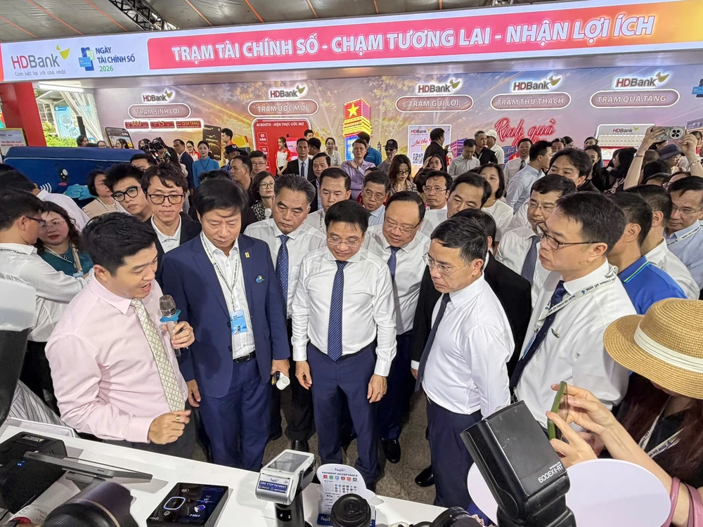 Đoàn lãnh đaọ và đại biểu trải nghiệm dịch vụ VietQRGlobal tại gian hàng NAPAS (2).jpg
