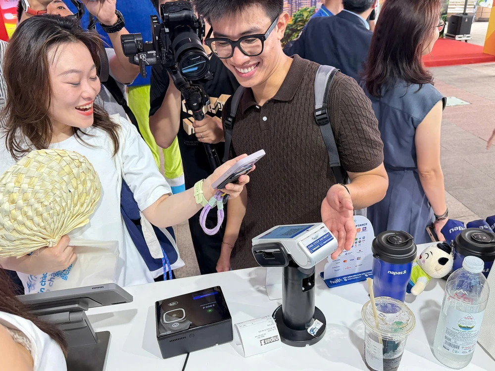 Khách Trung Quốc sử dụng AliPay quét mã VietQRGlobal trên PayooPOS thanh toán mua trà sữa tại sự kiện.jpg