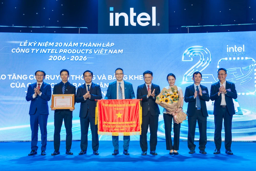 Intel-20-nam-1.jpg