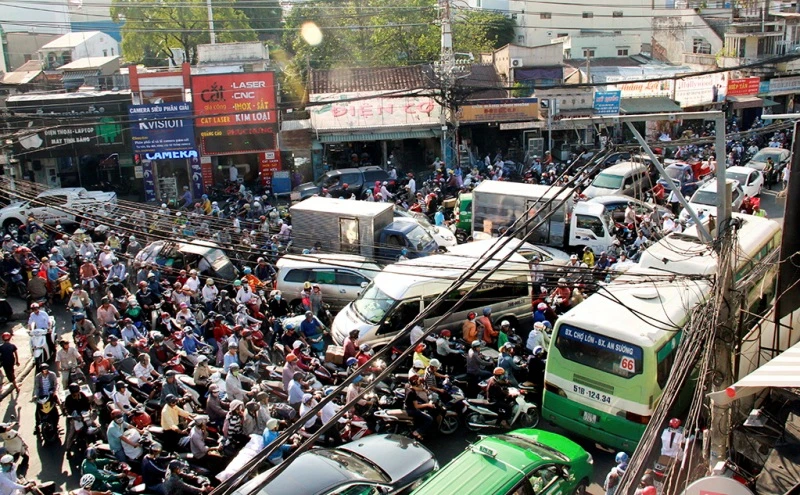 CSGT lên kịch bản để tập trung giải quyết các ùn ứ do tai nạn, sự cố nhằm tránh gây kẹt xe kéo dài. Ảnh: MP 1