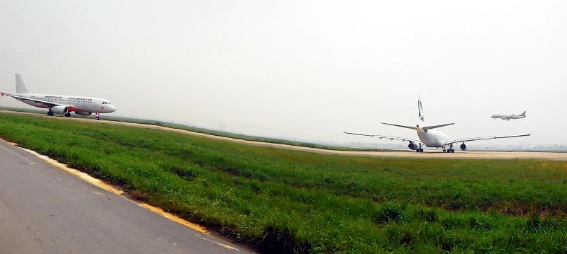 Sân bay Tân Sơn Nhất đang quá tải, thiếu cả đường lăn, sân đỗ lẫn nhà ga. Ảnh: MP