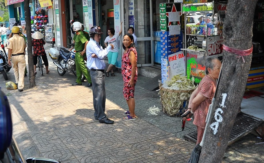 Cần cư xử nhân văn kể cả với người cố tình lấn vỉa hè ảnh 4