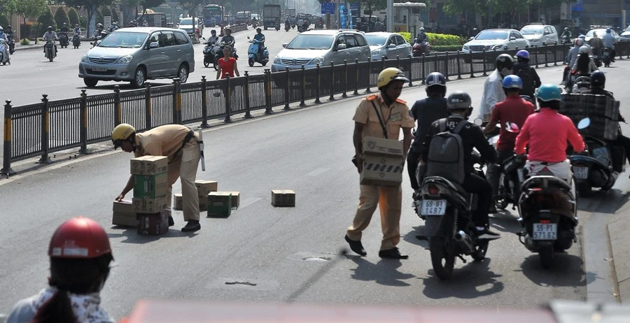 CSGT đỡ xe, khiêng đồ giúp dân bị té ngã ảnh 1