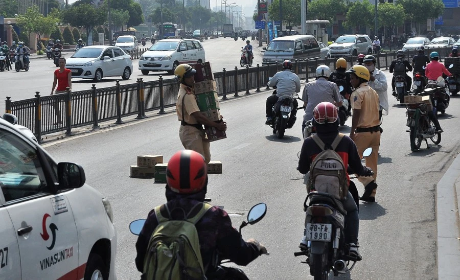 CSGT đỡ xe, khiêng đồ giúp dân bị té ngã ảnh 2