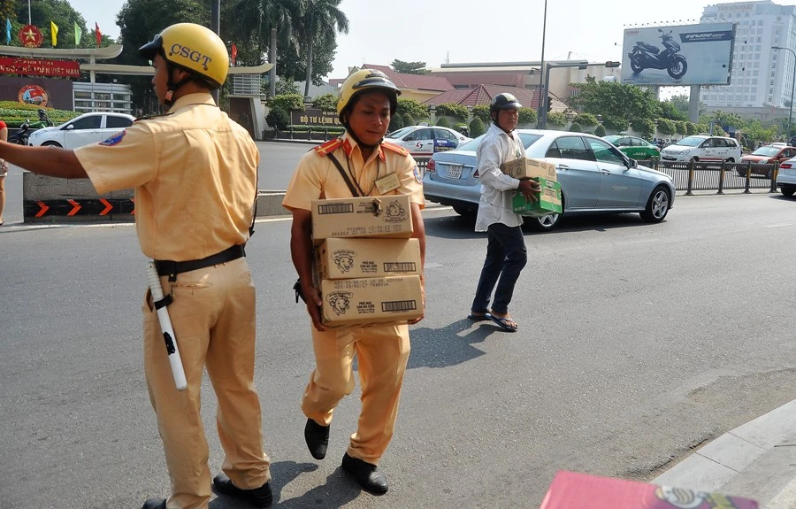 CSGT đỡ xe, khiêng đồ giúp dân bị té ngã ảnh 3