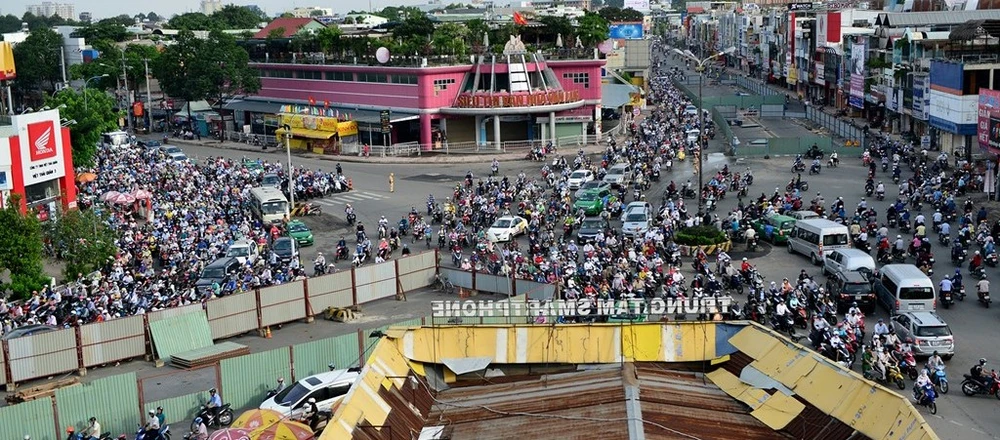 Vì sao ‘đường ưu tiên’ xe buýt ở TP.HCM chết yểu? ảnh 1