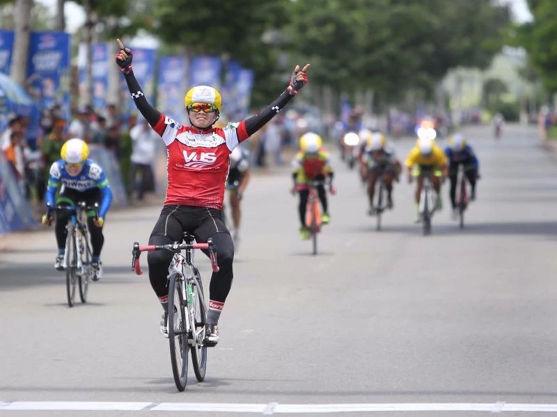 Tay đua VUS TP.HCM Pham Thụy Liên ăn mừng chiến thắng chặng 4