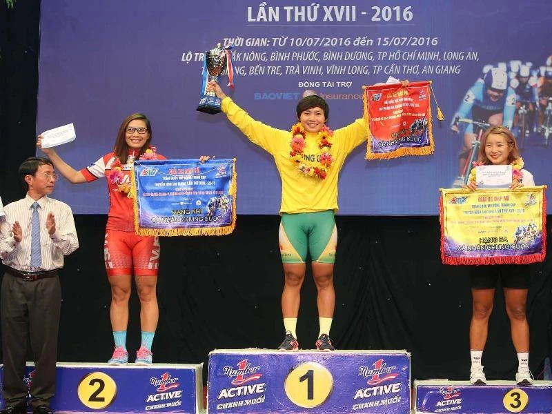 Ba tay đua Phạm Thị Thúy Liên (VUS TP.HCM), Nguyễn Thị Thật, AN Seonjin (Hàn Quốc) trên bục nhận danh hiệu cá nhân