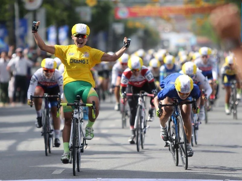 Tay đua Nguyễn Thị Thật tung nước rút đánh bại Kim Huynjin tại mức đến Long Xuyên